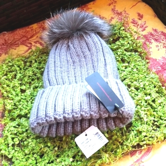 ANNABELLE Knit Chunky Cable Acrylic Real Fur Silver Fox Pom Pom Beanie Hat NWT - Picture 3 of 13